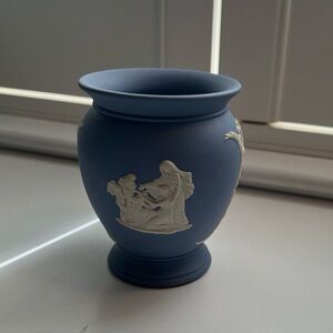 Wedgwood blue Jasperware small cache-pot shaped vase